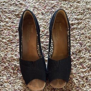 Tom’s size 9 black wedges